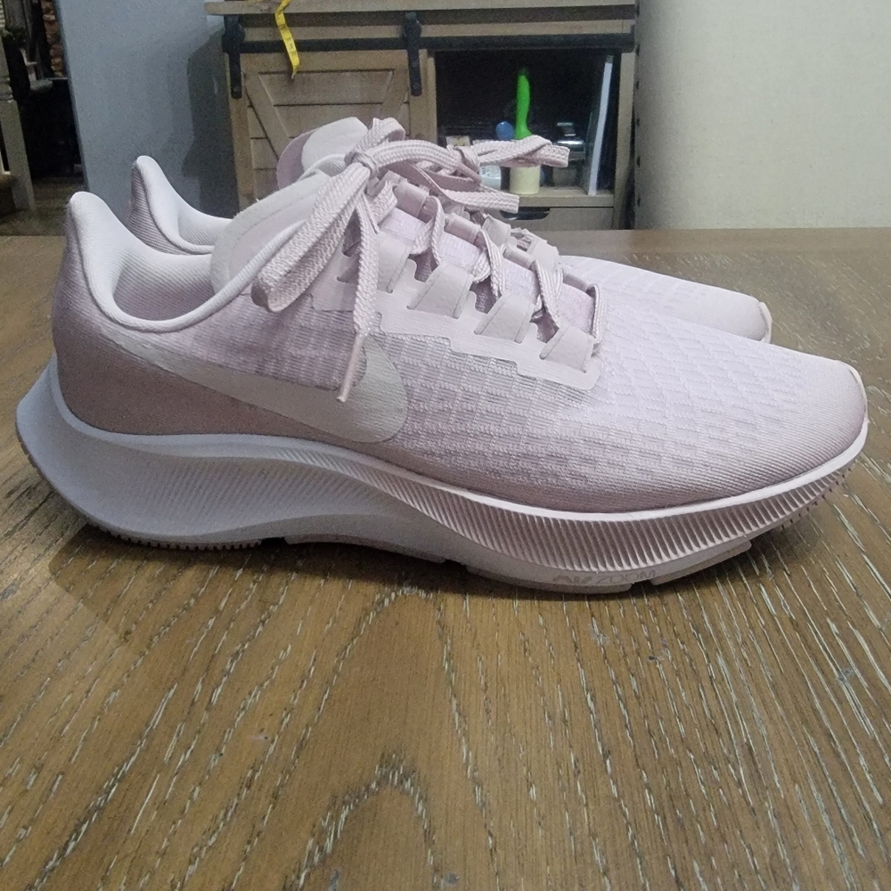 Nike Air Zoom pegasus Used, Good condition Size: 8 women. Color: pink, white